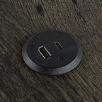 Set da pranzo Carter, altezza bancone, 3 pezzi, in legno transizionale, con tavolo di ricarica USB e sgabelli imbottiti con bottoni color biscotto