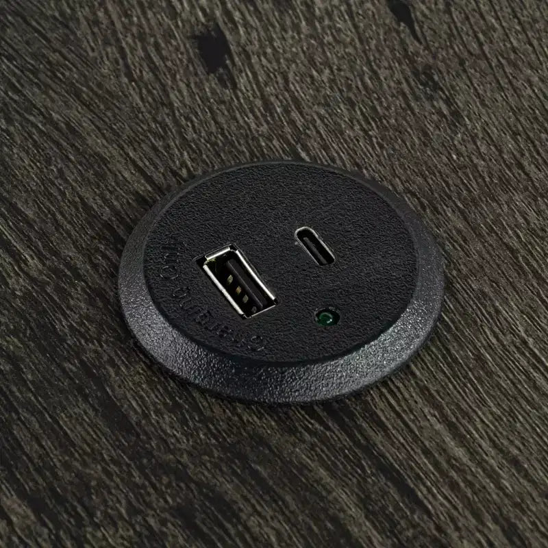 Set da pranzo Carter, altezza bancone, 3 pezzi, in legno transizionale, con tavolo di ricarica USB e sgabelli imbottiti con bottoni color biscotto