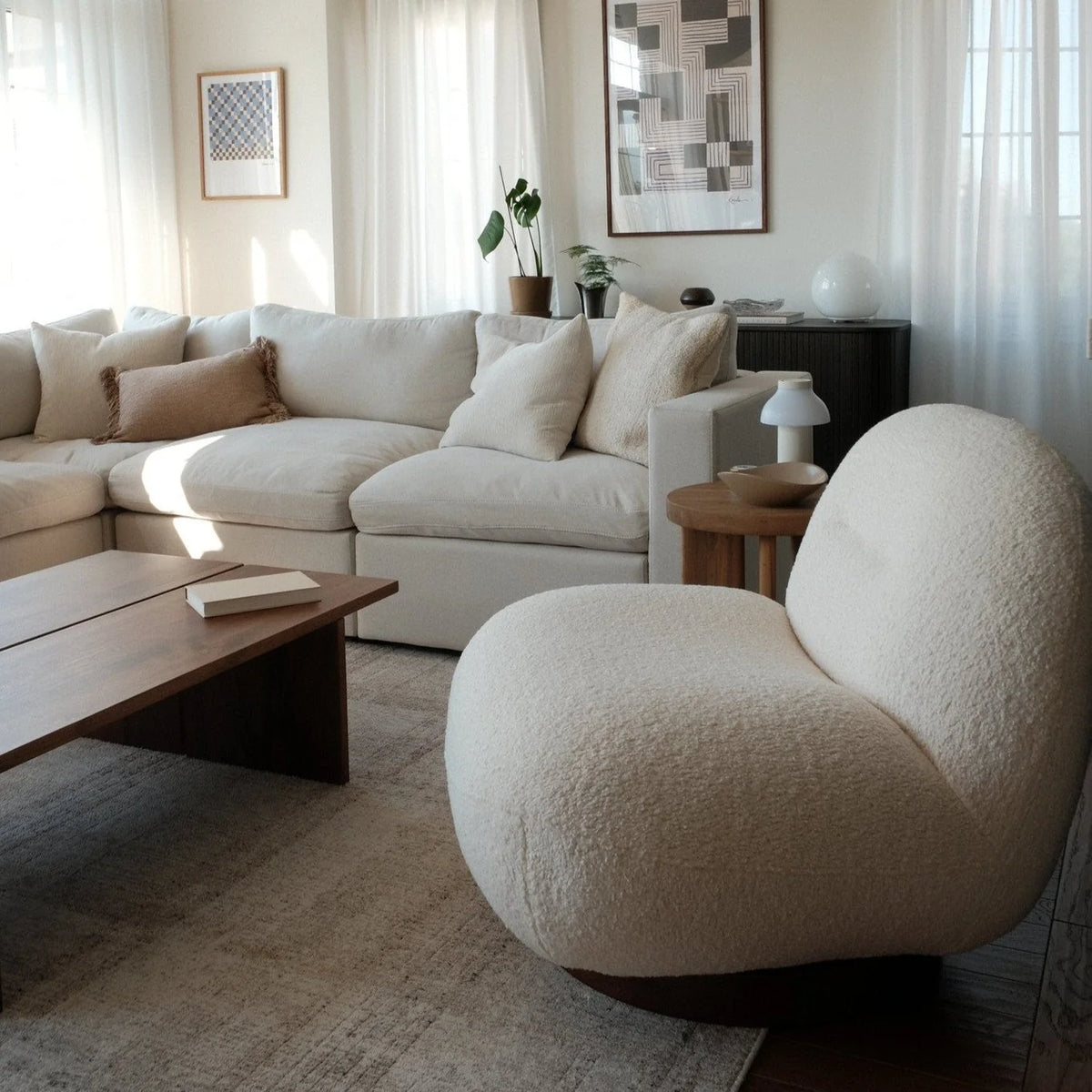 Minimalist Lounge Chair with Swivel, Round