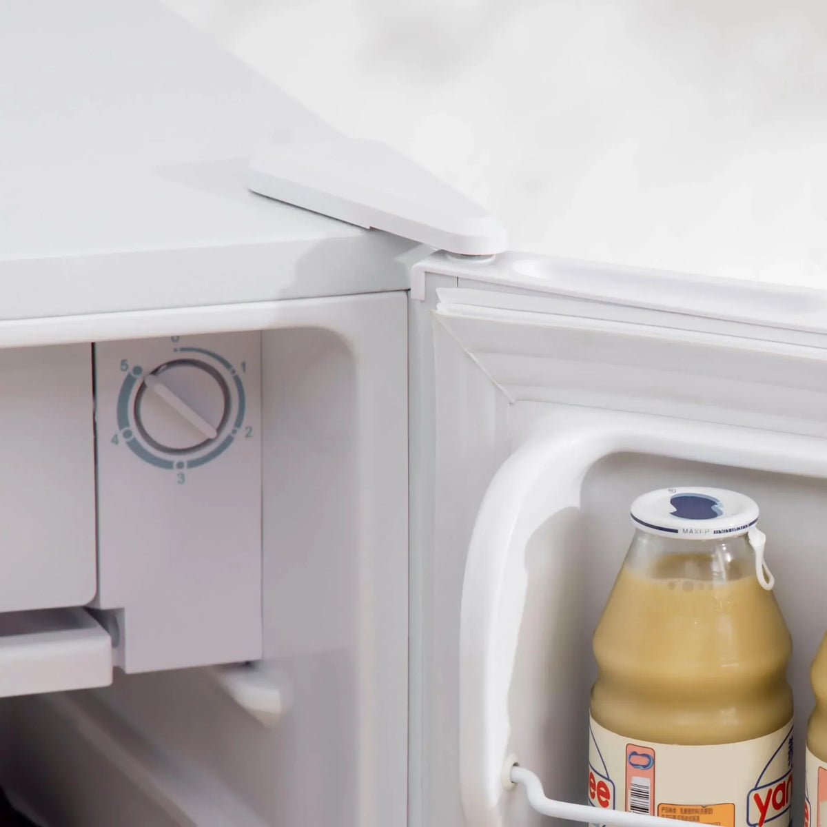 3.2 Cu.Ft Mini Fridge with Freezer, Single Door Compact Refrigerator with Adjustable Thermostat for Bedroom