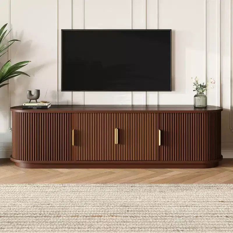 Meuble TV en bois GDFStudio Roy Farmhouse avec porte coulissante à tambour et rangement réglable