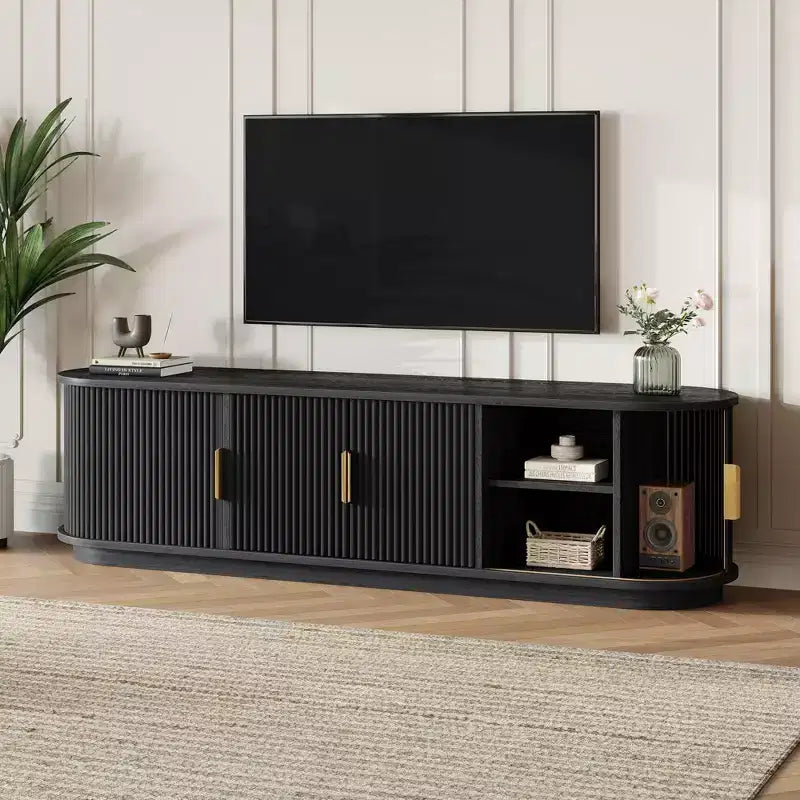 Meuble TV en bois GDFStudio Roy Farmhouse avec porte coulissante à tambour et rangement réglable